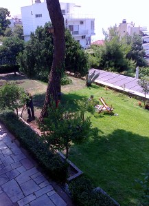 Olivia solar och trädgårdsmästaren arbetar ....