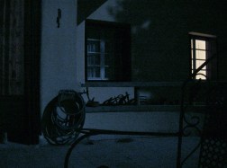 Otydligt, men föremålen ger skuggor