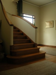 Trappan alla hörs i om man inte går i strumplästen